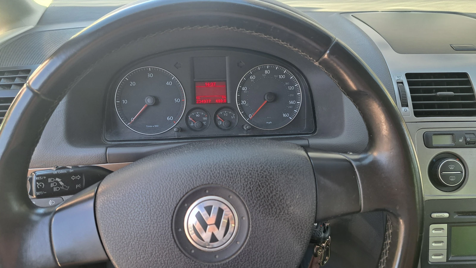 VW Touran, снимка 9 - Автомобили и джипове - 55994311