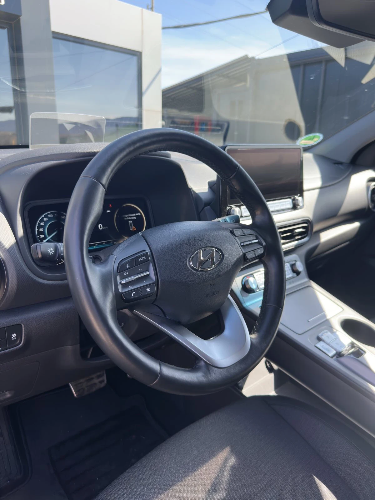 Hyundai Kona 64KWh/TREND/ГАРАНЦИЯ/SOH100%/FACELIFT/HUD/20000KM, снимка 8 - Автомобили и джипове - 53596320