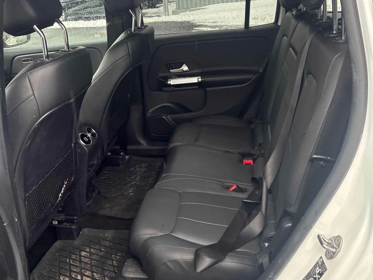 Mercedes-Benz GLB * 250 * DISTRONIC* PANORAMA* ПОДГРЕВИ* , снимка 16 - Автомобили и джипове - 53991552