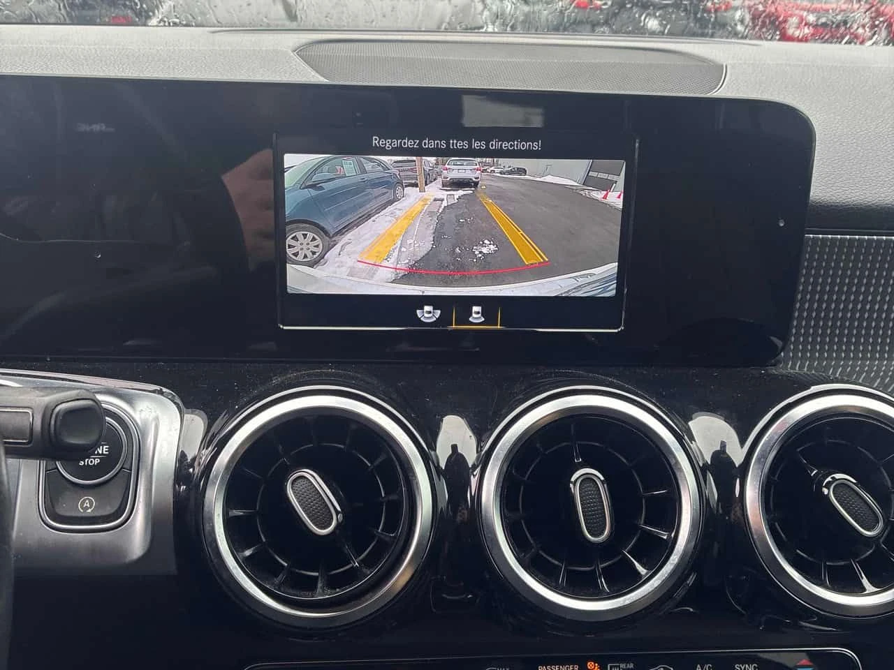 Mercedes-Benz GLB * 250 * DISTRONIC* PANORAMA* ПОДГРЕВИ* , снимка 9 - Автомобили и джипове - 53991552