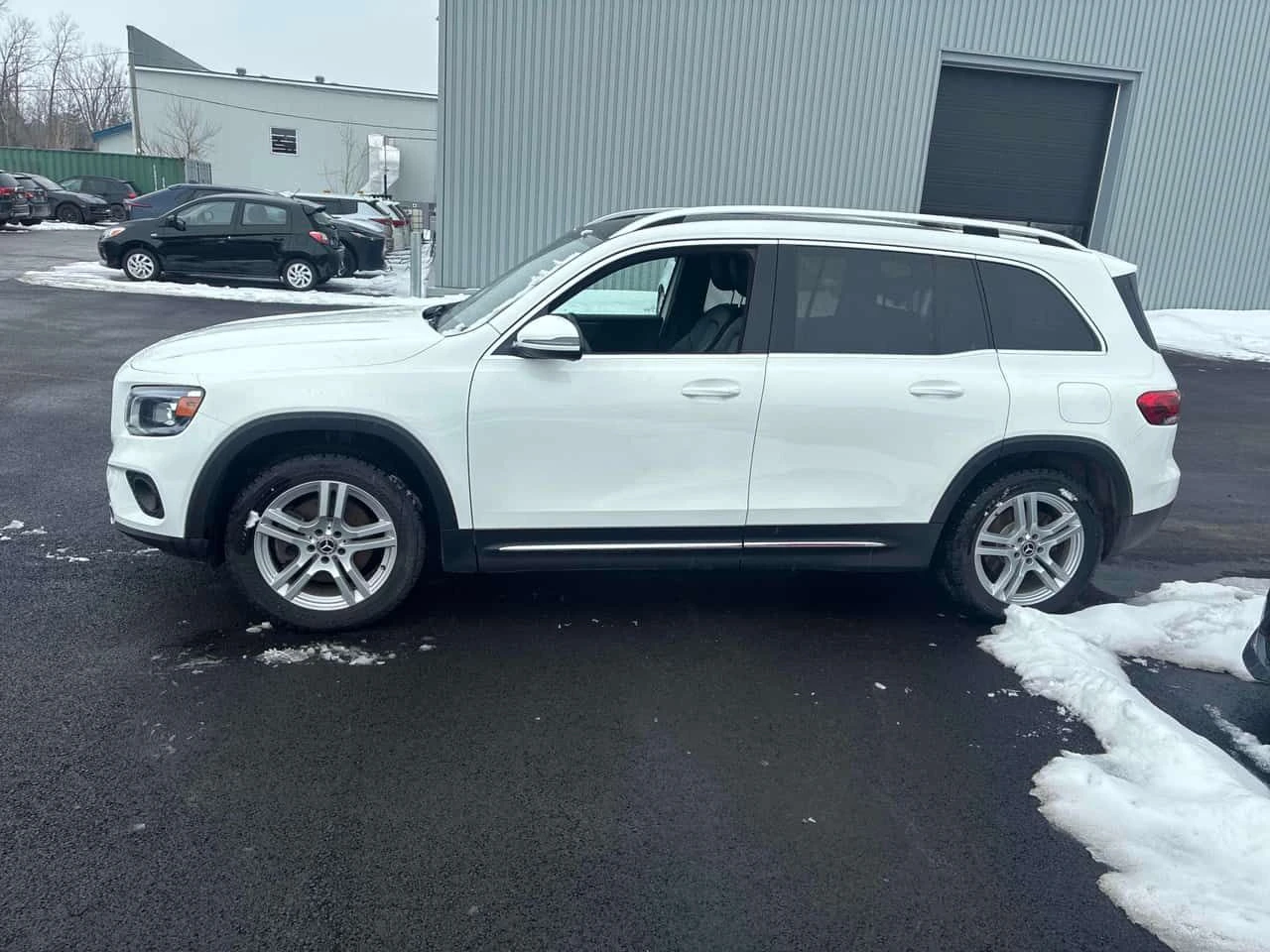 Mercedes-Benz GLB * 250 * DISTRONIC* PANORAMA* ПОДГРЕВИ* , снимка 2 - Автомобили и джипове - 53991552