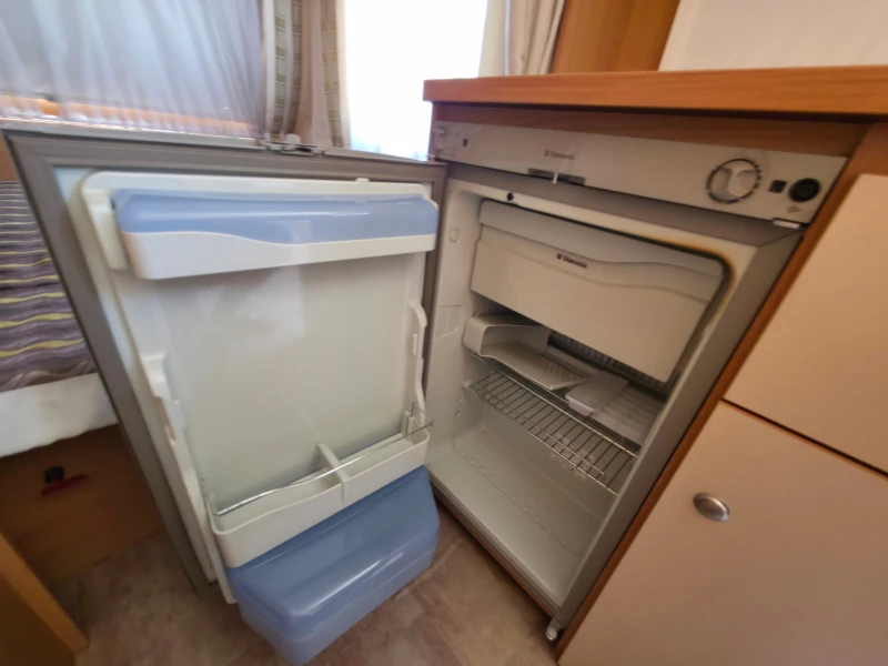 Каравана Burstner 435TS, снимка 14 - Каравани и кемпери - 51341084