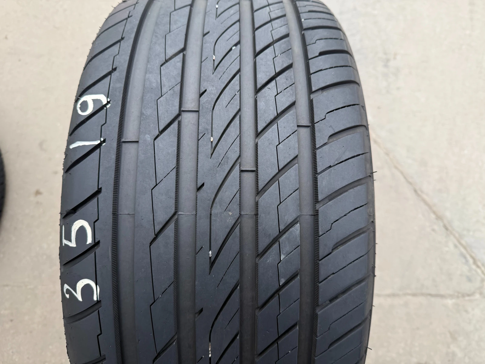 Гуми Летни 275/35R19, снимка 3 - Гуми и джанти - 53933140