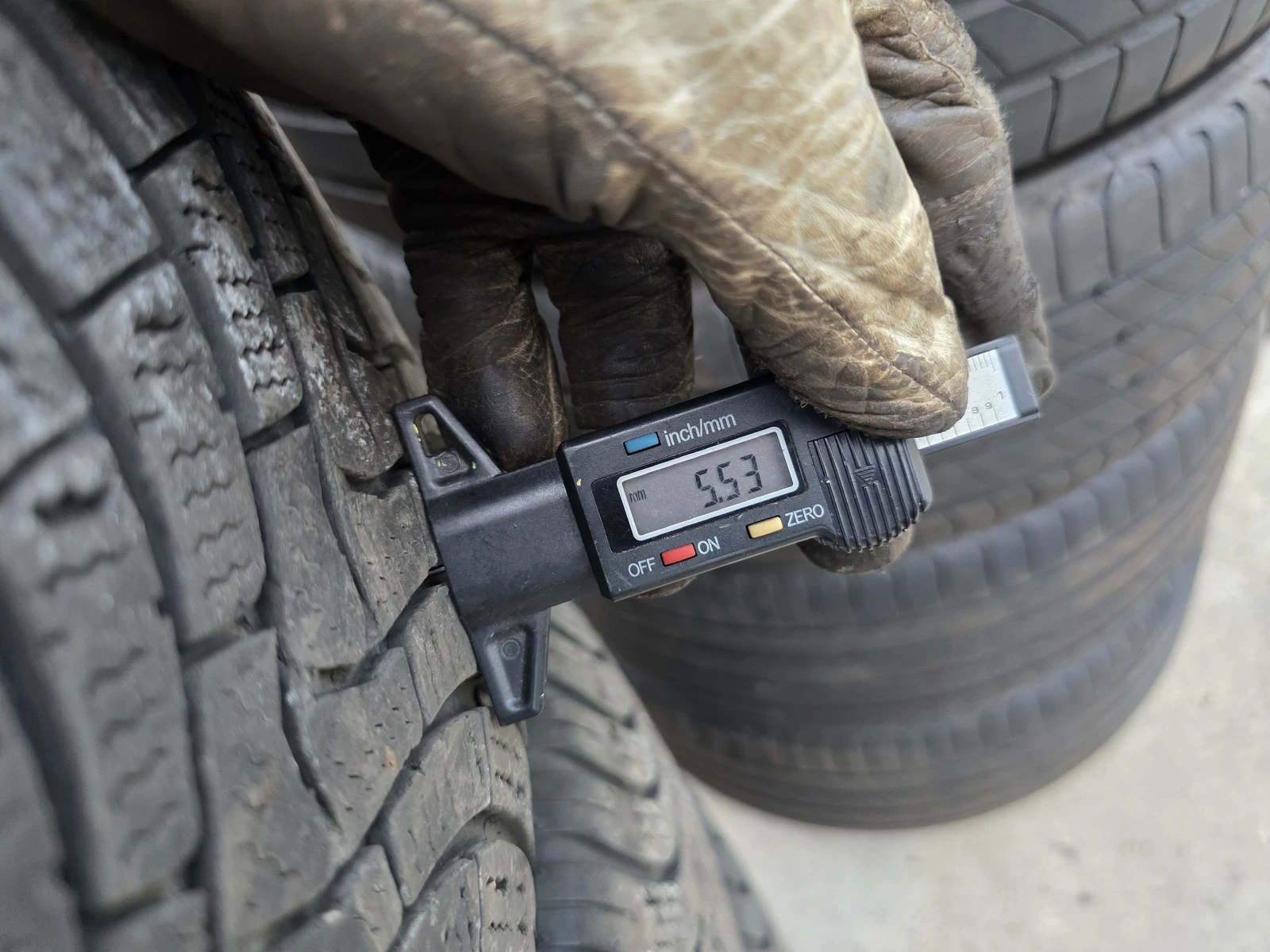 Гуми Зимни 225/55R17, снимка 5 - Гуми и джанти - 56725434