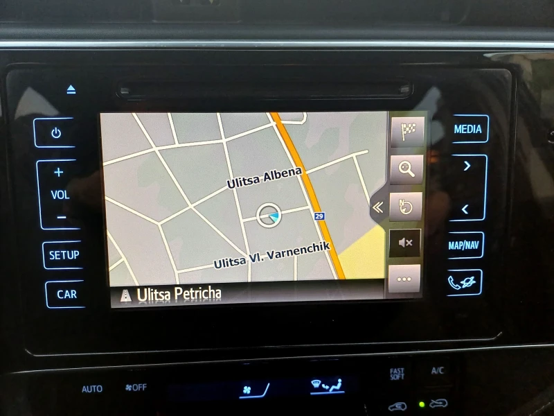 Toyota Auris 1.2i, снимка 9 - Автомобили и джипове - 52122852