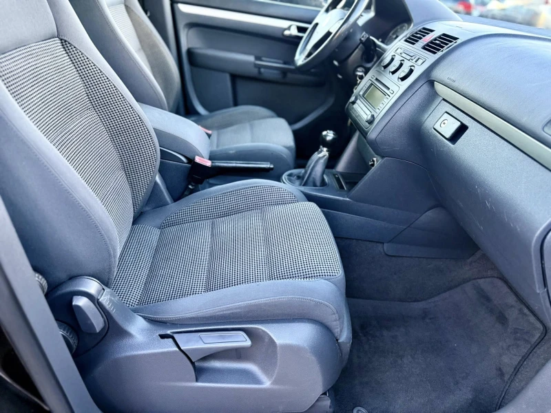 VW Touran 2.0 6-скорости, снимка 13 - Автомобили и джипове - 52226072