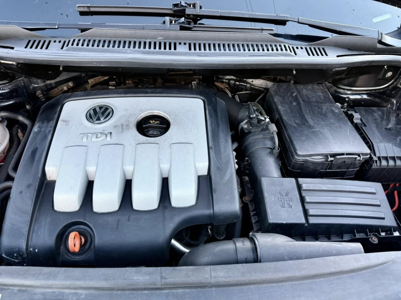 VW Touran 2.0 6-скорости, снимка 17 - Автомобили и джипове - 52226072