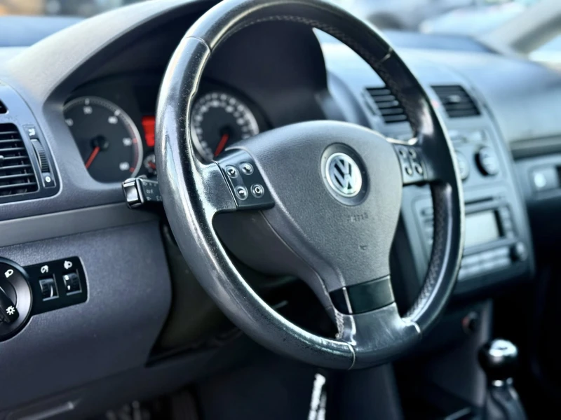 VW Touran 2.0 6-скорости, снимка 10 - Автомобили и джипове - 52226072