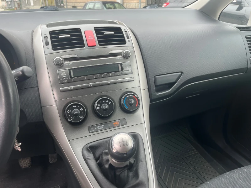 Toyota Auris, снимка 11 - Автомобили и джипове - 52372292