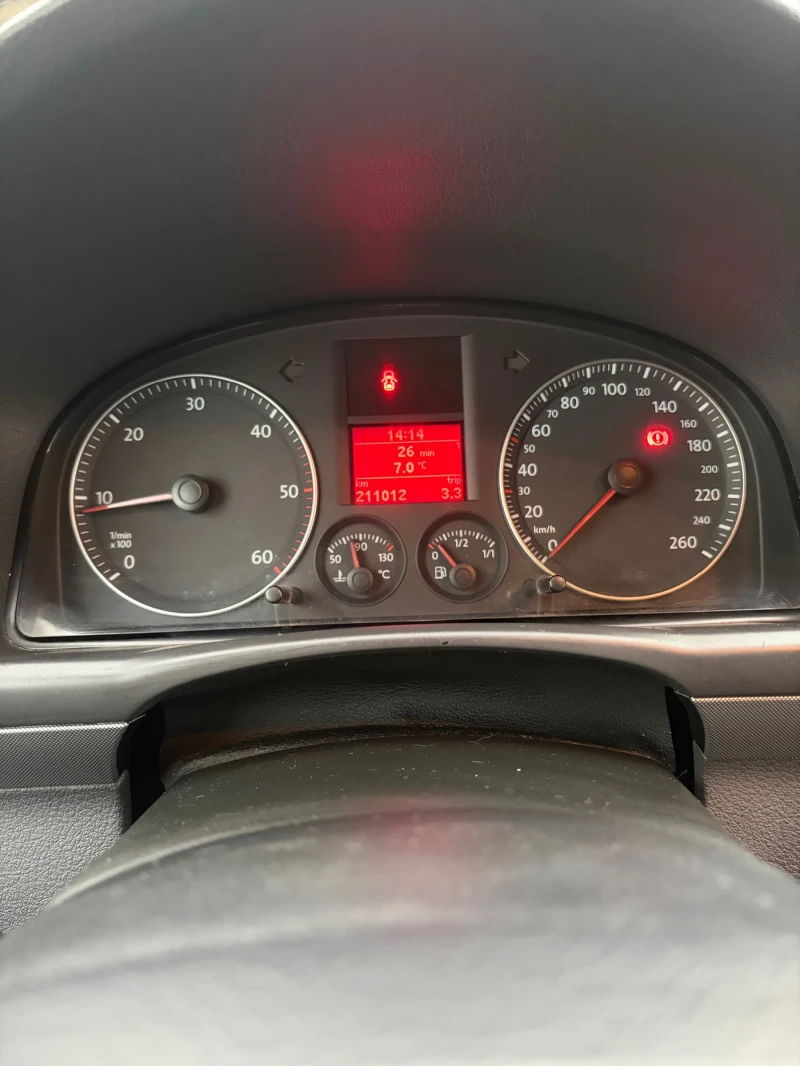 VW Touran, снимка 10 - Автомобили и джипове - 52679380