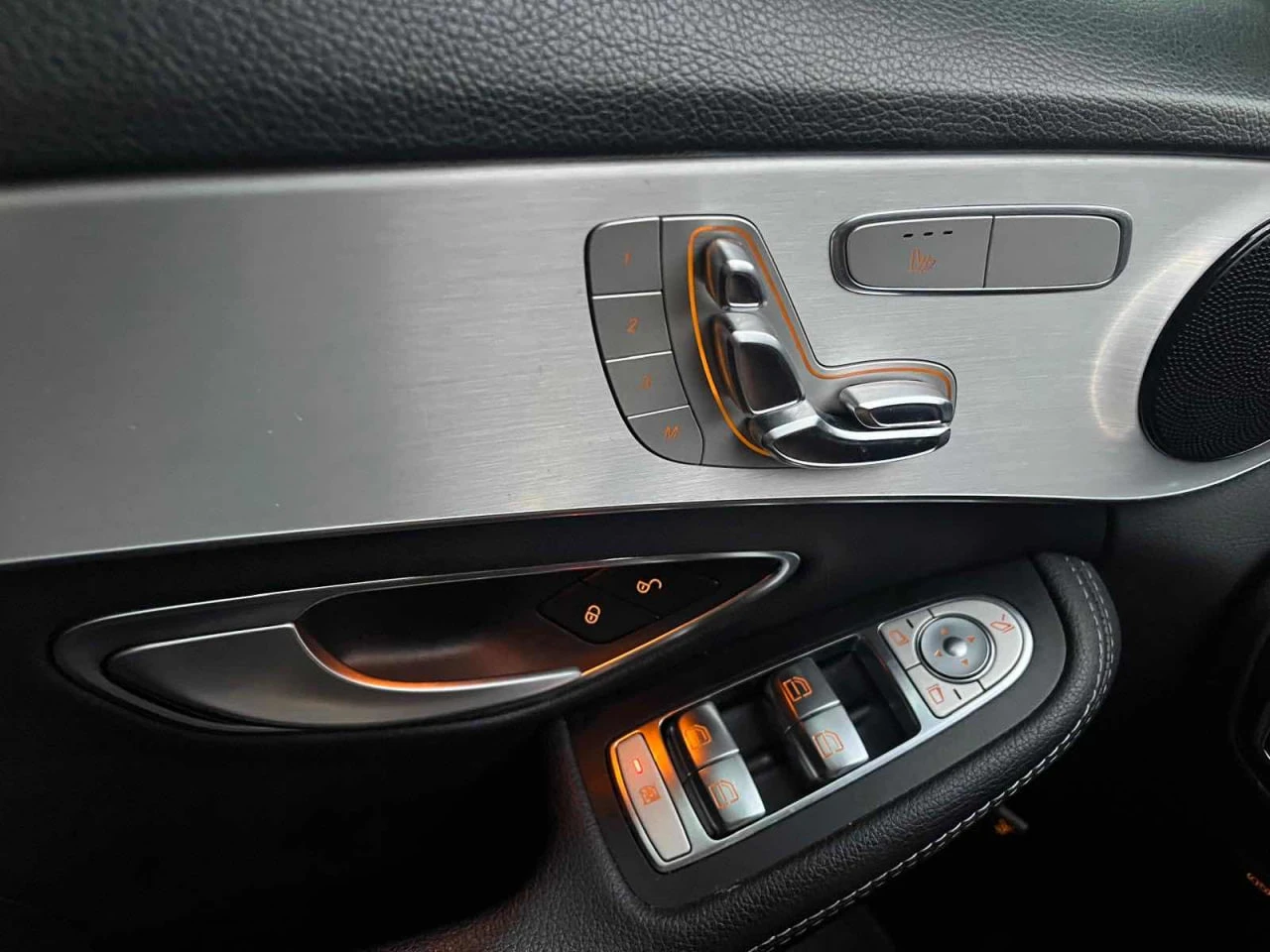 Mercedes-Benz C 300 * АВТО КРЕДИТ* ЦЕНА ДО БГ * СЕРВИЗНА ИСТОРИЯ * , снимка 12 - Автомобили и джипове - 53815191