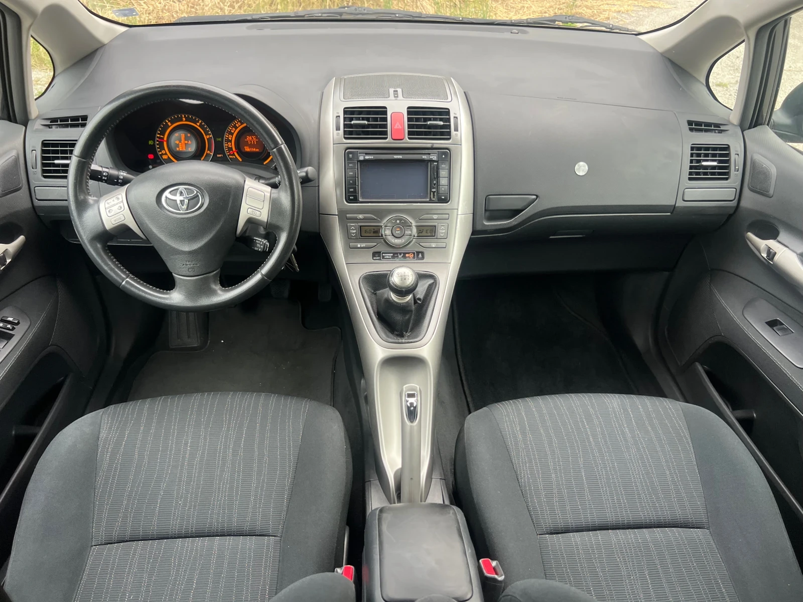 Toyota Auris 2.0 D4D 126 кс. NAVI, снимка 13 - Автомобили и джипове - 54877493