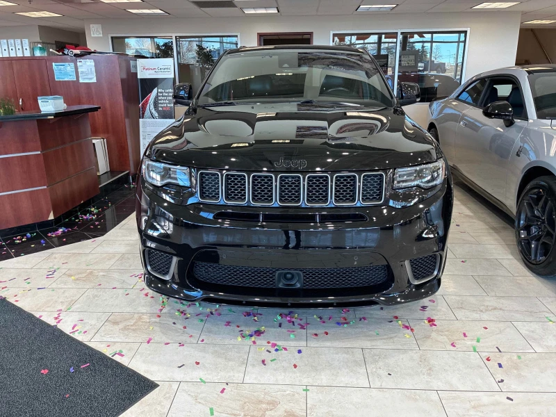 Jeep Grand cherokee Trackhawk* * 4X4* * CARFAX * * АВТО КРЕДИТ * * , снимка 2 - Автомобили и джипове - 53445796