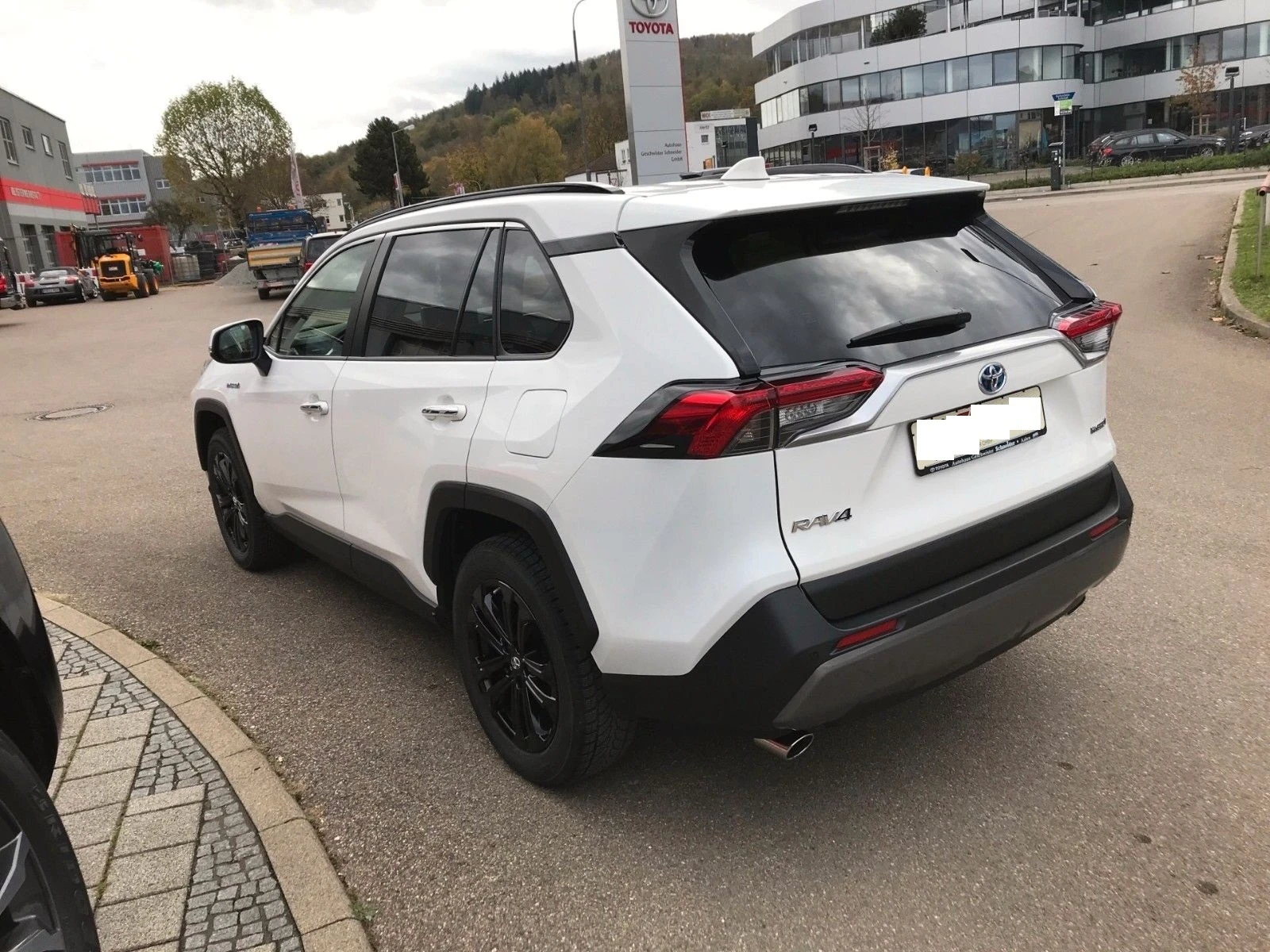 Toyota Rav4 Hybrid 4x4 - изображение 4