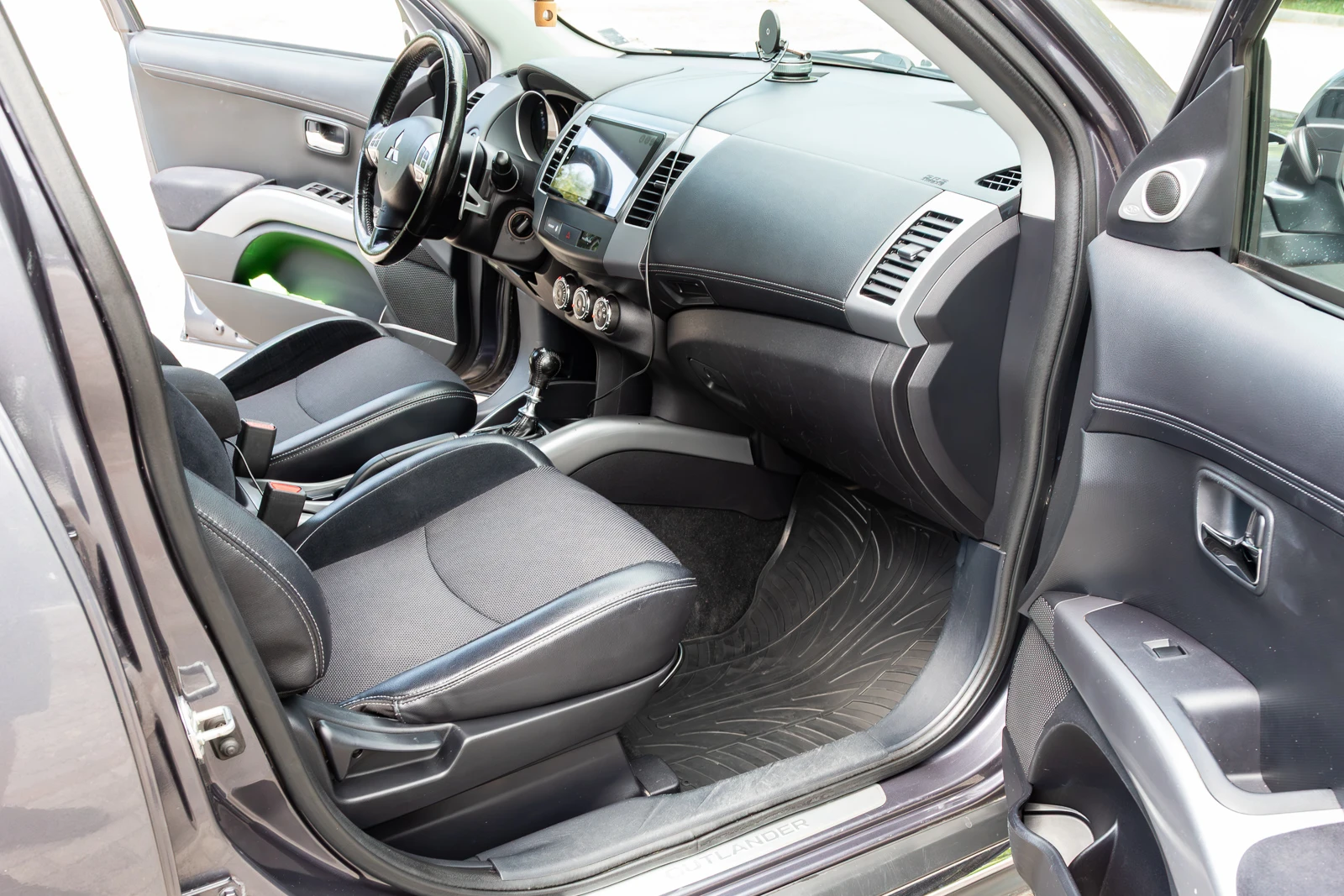 Mitsubishi Outlander 2.2 DI-D, снимка 11 - Автомобили и джипове - 54979577
