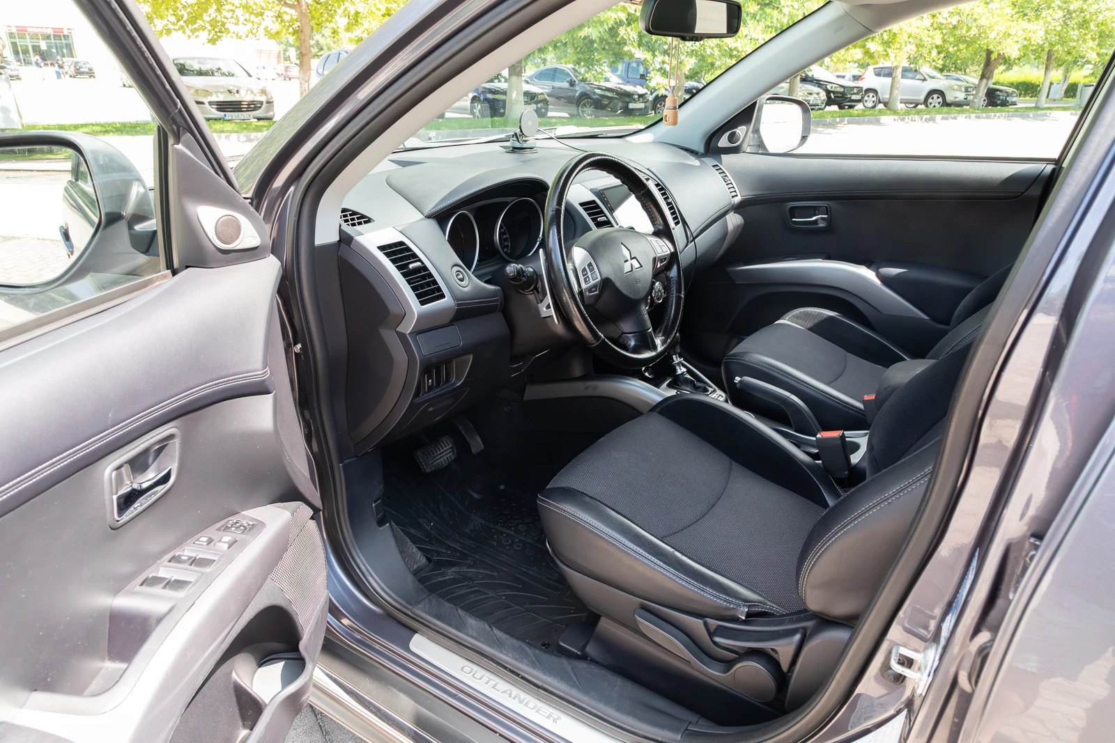 Mitsubishi Outlander 2.2 DI-D, снимка 9 - Автомобили и джипове - 54979577
