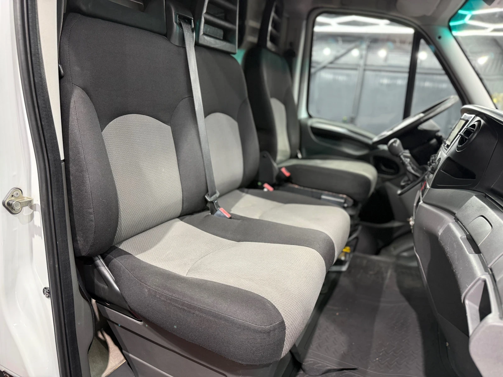 Iveco 35s17 3.0d КЛИМА, снимка 8 - Бусове и автобуси - 56010553