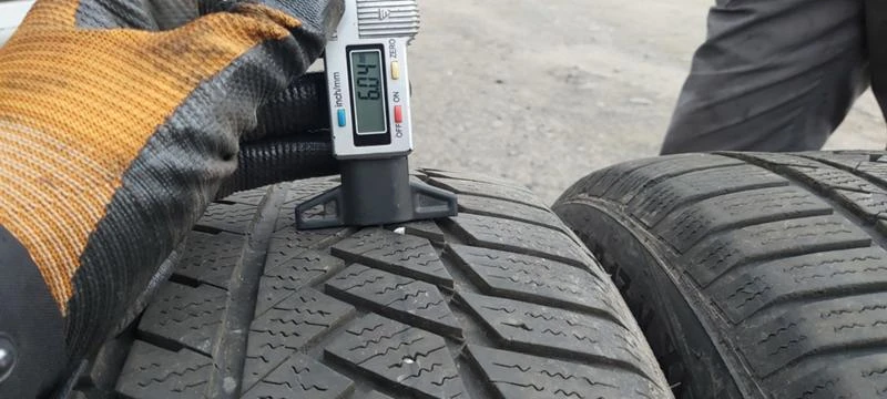 Гуми Зимни 235/55R17, снимка 4 - Гуми и джанти - 31257201