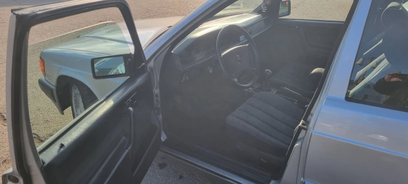 Mercedes-Benz 190 2.0, снимка 9 - Автомобили и джипове - 53031384