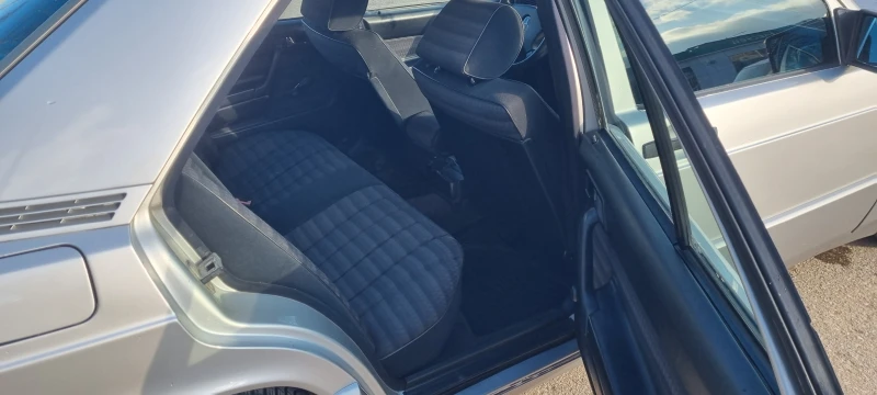 Mercedes-Benz 190 2.0, снимка 13 - Автомобили и джипове - 53031384