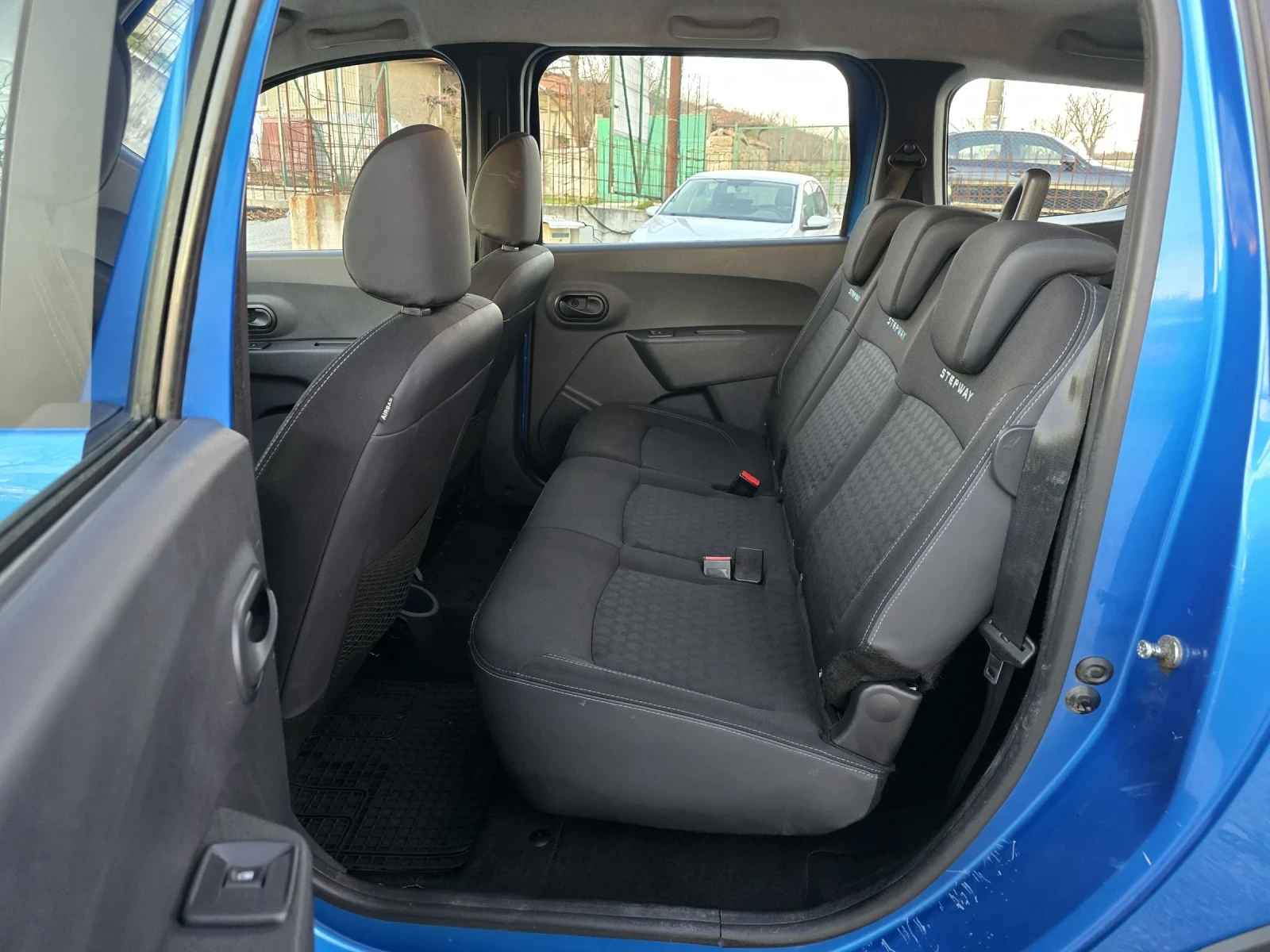 Dacia Lodgy STEPWAY 1.2 i 115 К.С. НАВИ / КЛИМА / 7 МЕСТНА - изображение 9