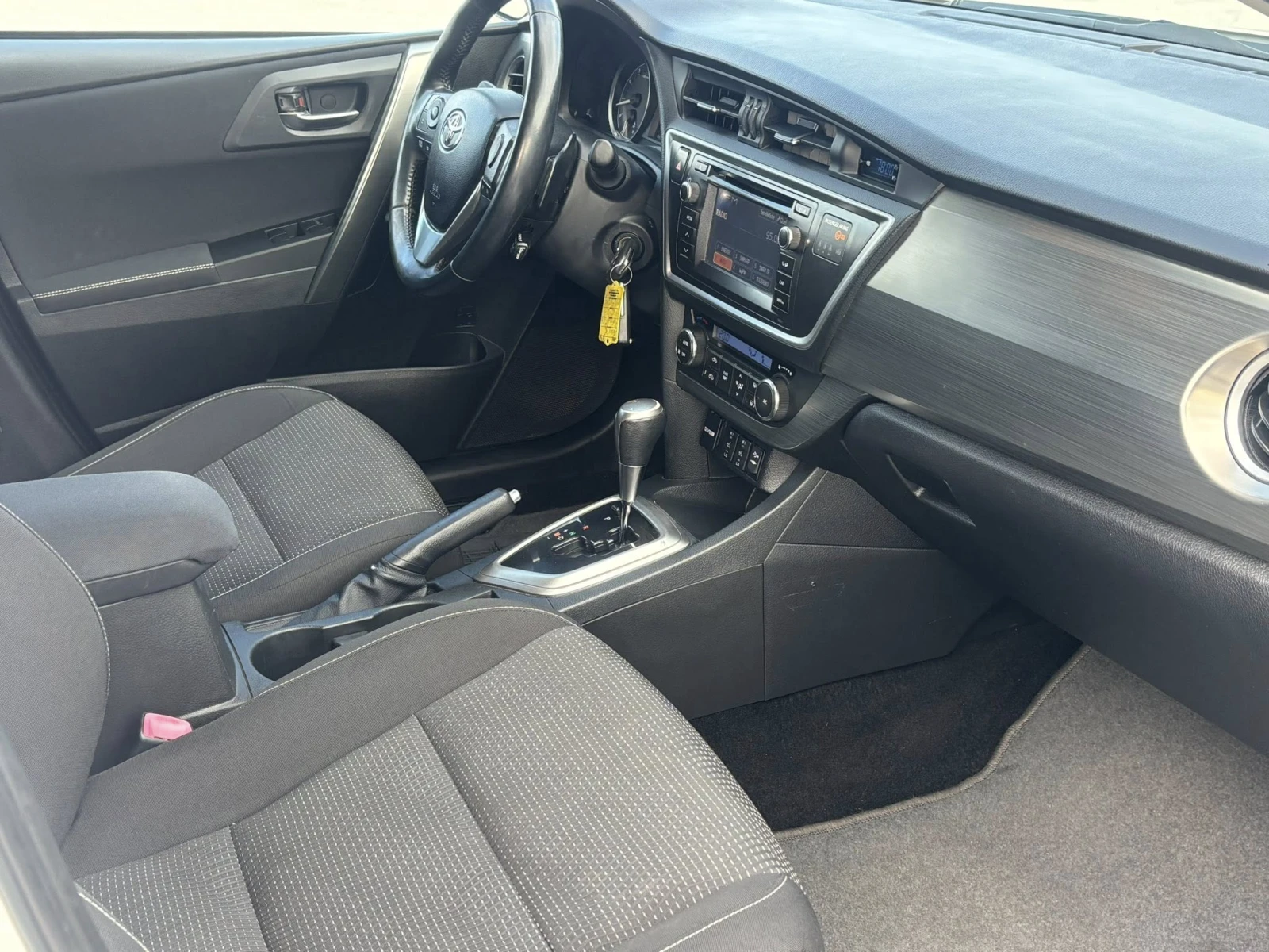 Toyota Auris 1.6 АВТОМАТИК , снимка 11 - Автомобили и джипове - 54159078