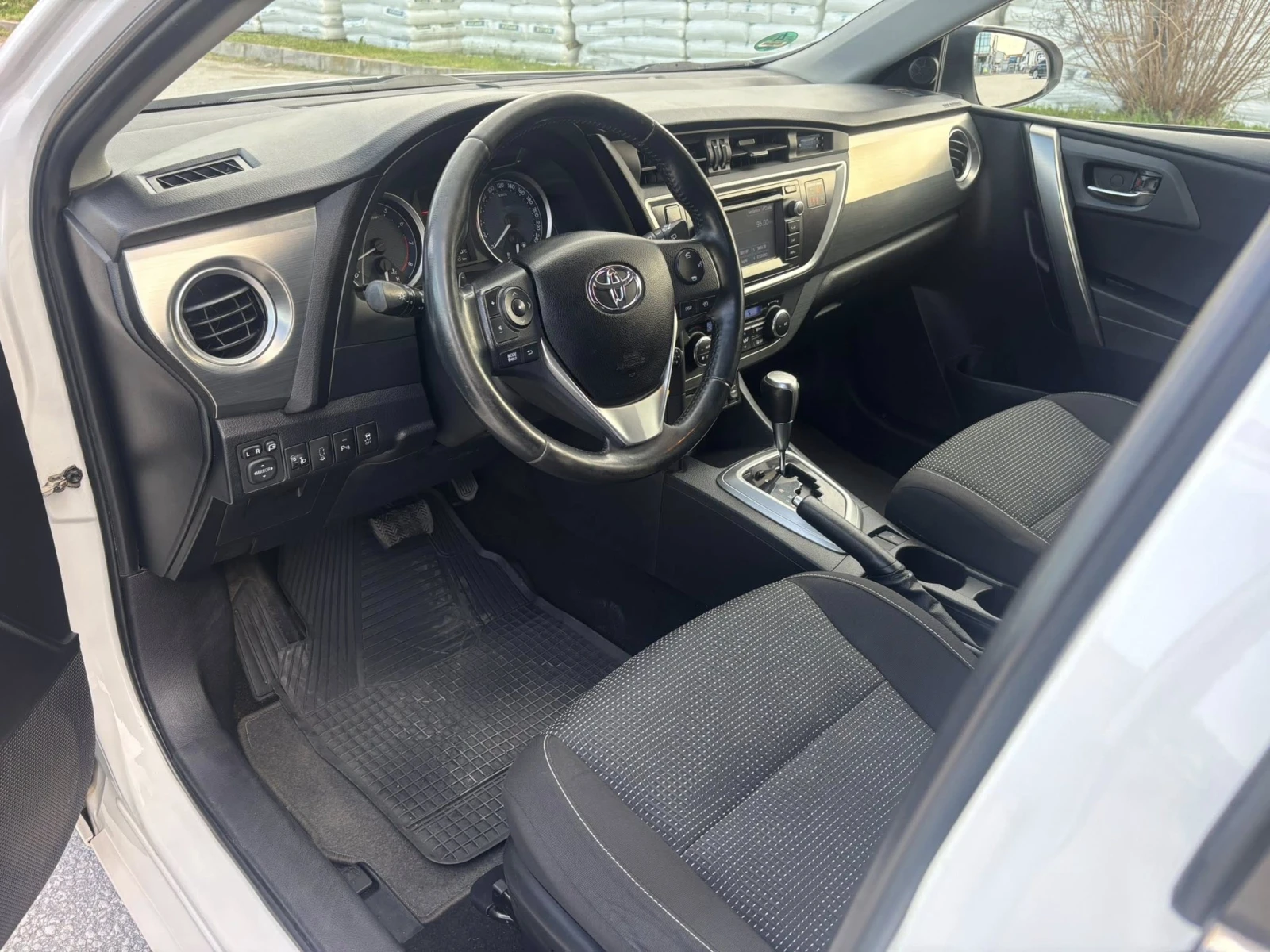 Toyota Auris 1.6 АВТОМАТИК , снимка 12 - Автомобили и джипове - 54159078