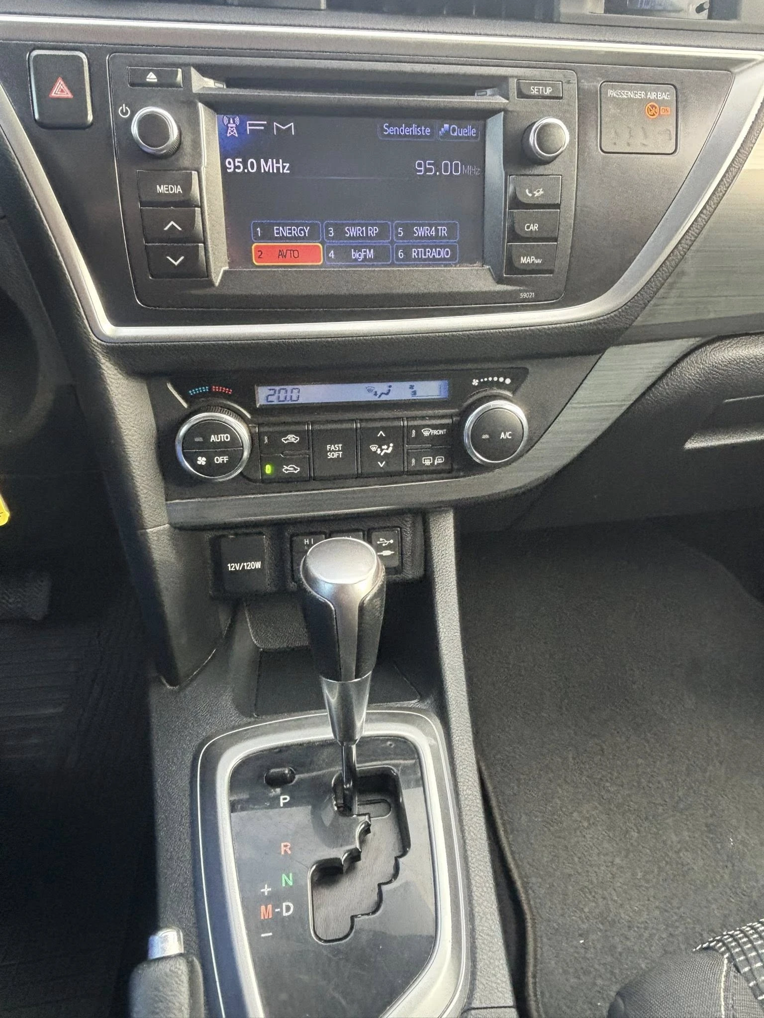 Toyota Auris 1.6 АВТОМАТИК , снимка 14 - Автомобили и джипове - 54159078