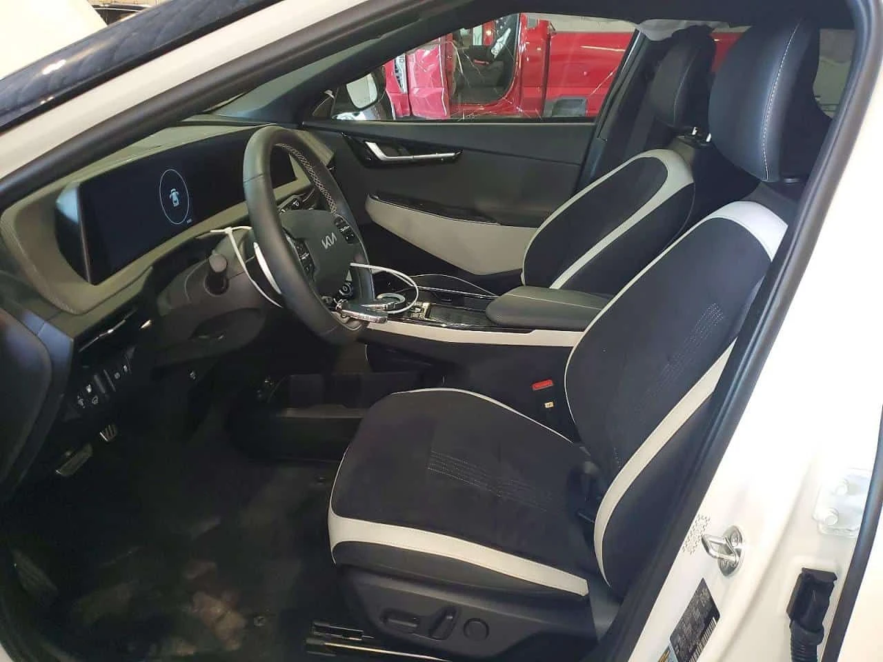 Kia EV6 DISTRONIC / 360 / ОБДУХВАНЕ / CARFAX / АВТОКРЕДИТ , снимка 7 - Автомобили и джипове - 55577727