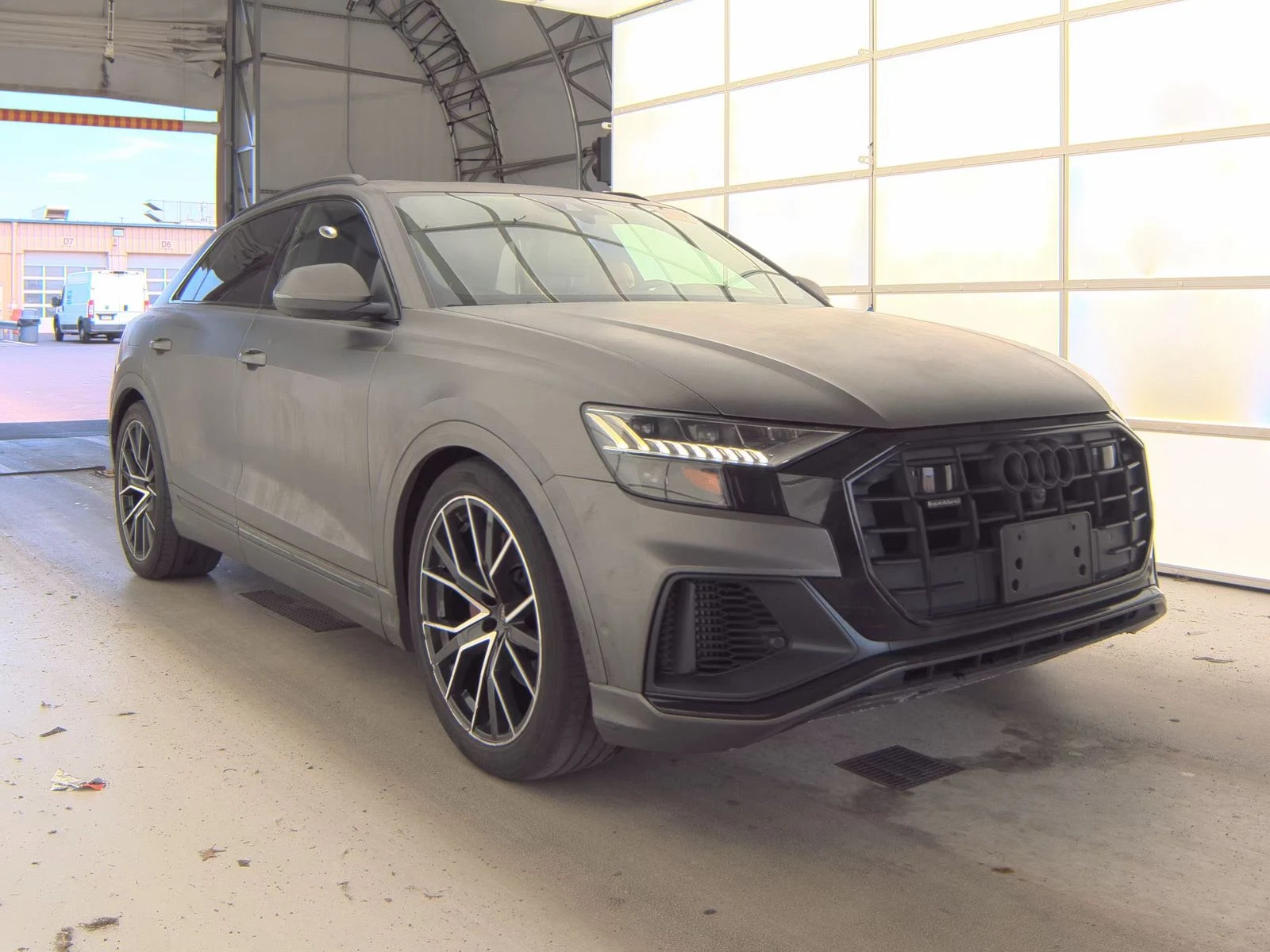 Audi Q8 PRESTIGE* МАСАЖ* ОБДУХ* S-LINE* MATRIX* ВЪЗДУХ* B&, снимка 3 - Автомобили и джипове - 55611318