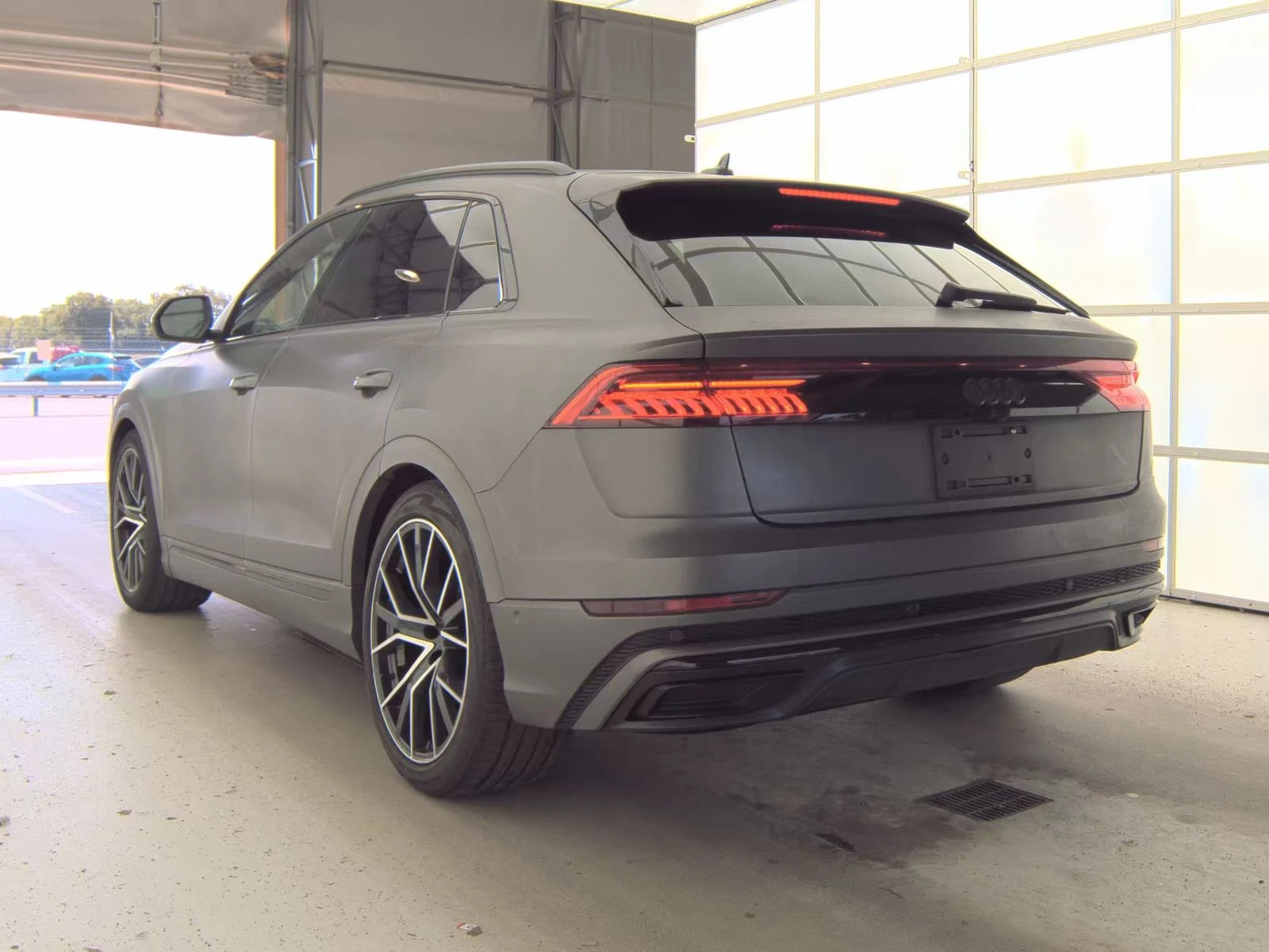 Audi Q8 PRESTIGE* МАСАЖ* ОБДУХ* S-LINE* MATRIX* ВЪЗДУХ* B&, снимка 6 - Автомобили и джипове - 55611318