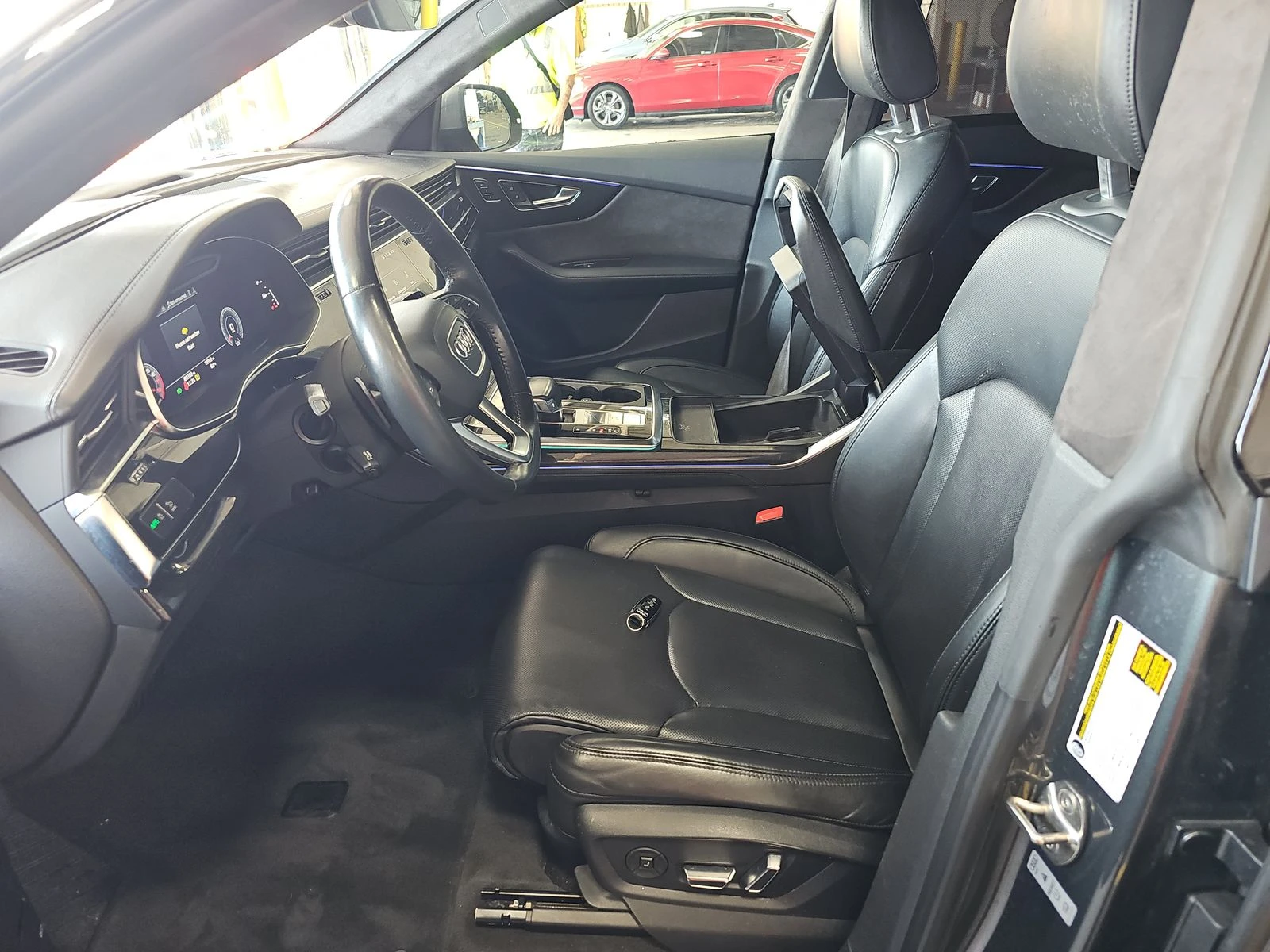 Audi Q8 PRESTIGE* МАСАЖ* ОБДУХ* S-LINE* MATRIX* ВЪЗДУХ* B&, снимка 9 - Автомобили и джипове - 55611318