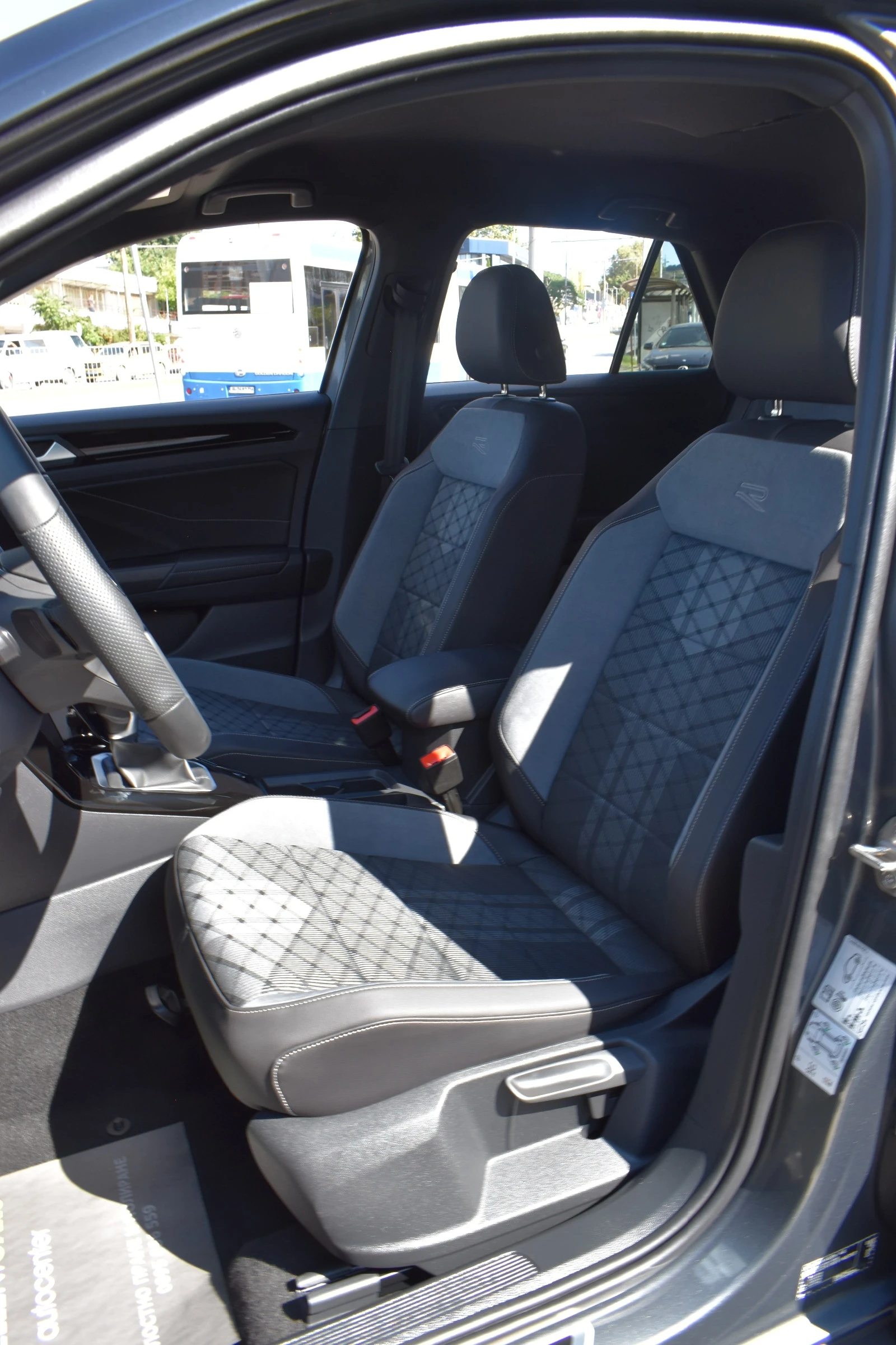VW T-Roc R-LINE* DIGITAL* 4000KM!!!!* РАВЕН НА НОВ, снимка 11 - Автомобили и джипове - 55671950