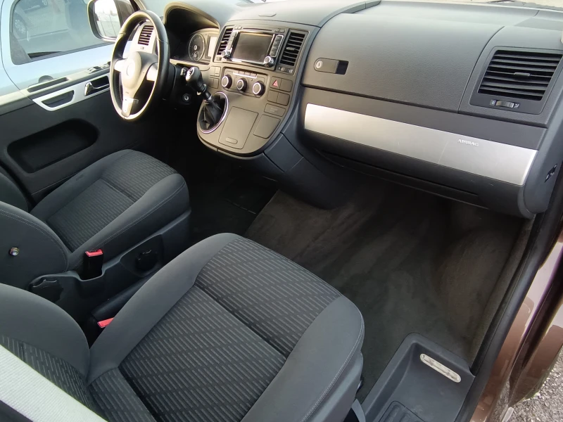 VW Multivan 2.0TDI-140к.с.!!! &#34;MULTIVAN-CUP&#34;! ВНОС ШВЕ, снимка 14 - Бусове и автобуси - 52467365
