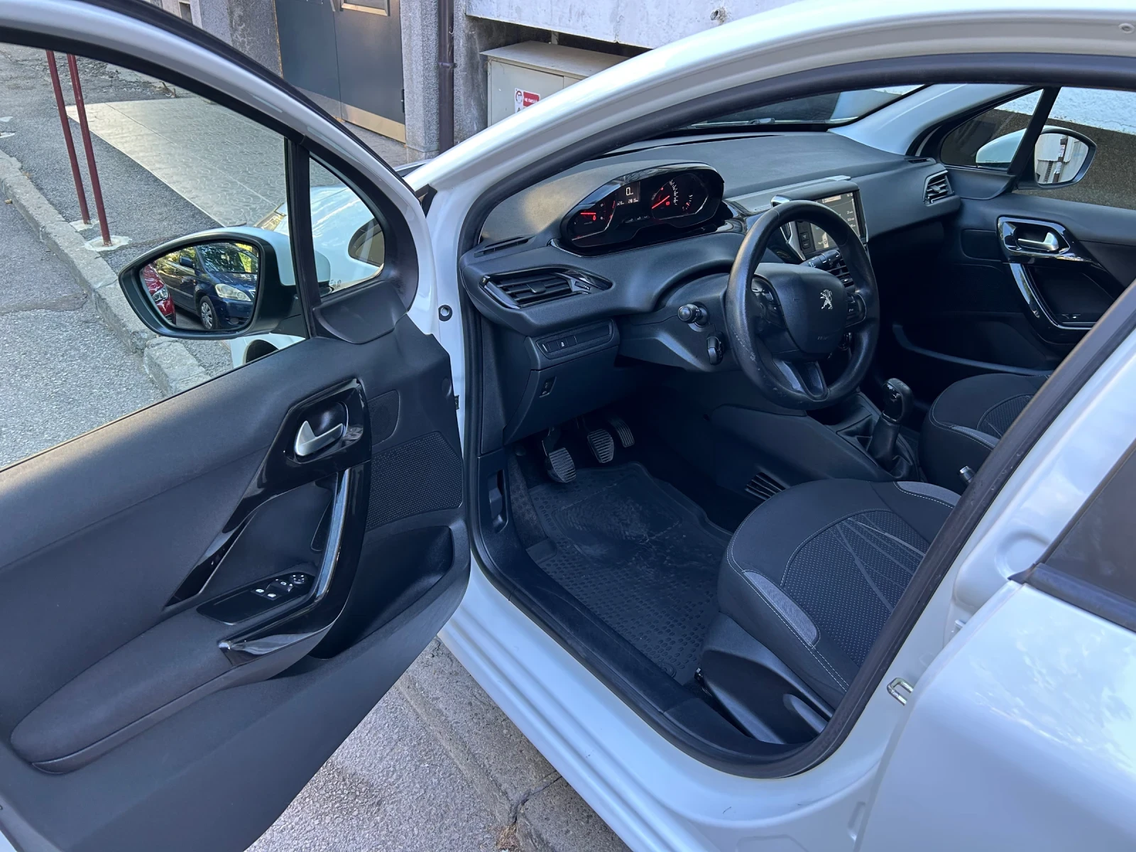 Peugeot 208 1.4 hdi, снимка 10 - Автомобили и джипове - 55961502