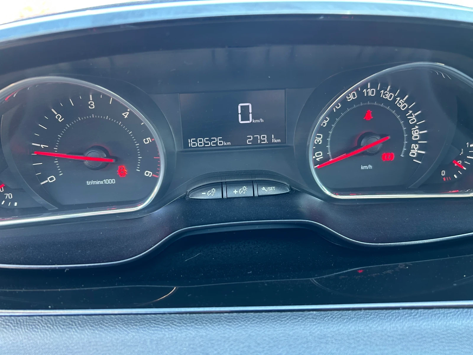 Peugeot 208 1.4 hdi, снимка 8 - Автомобили и джипове - 55961502