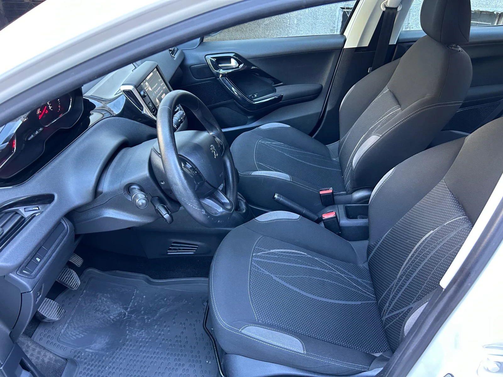 Peugeot 208 1.4 hdi, снимка 11 - Автомобили и джипове - 55961502