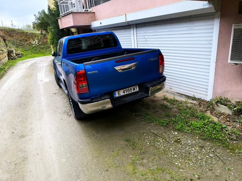 Toyota Hilux Invincible, снимка 3 - Автомобили и джипове - 52516180