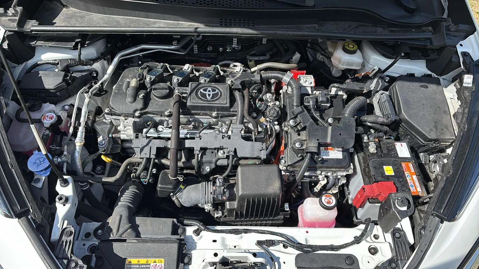 Toyota C-HR 1.8 Hybrid Active КАТО НОВА !!!, снимка 17 - Автомобили и джипове - 56259972