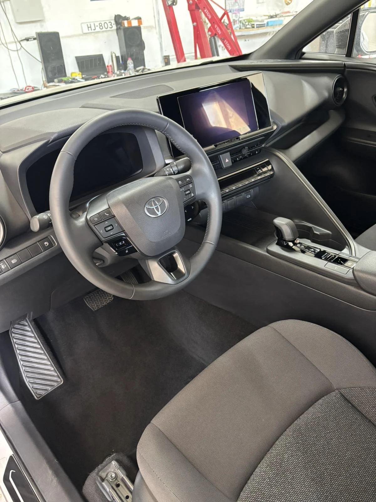 Toyota C-HR 1.8 Hybrid Active КАТО НОВА !!!, снимка 8 - Автомобили и джипове - 56259972
