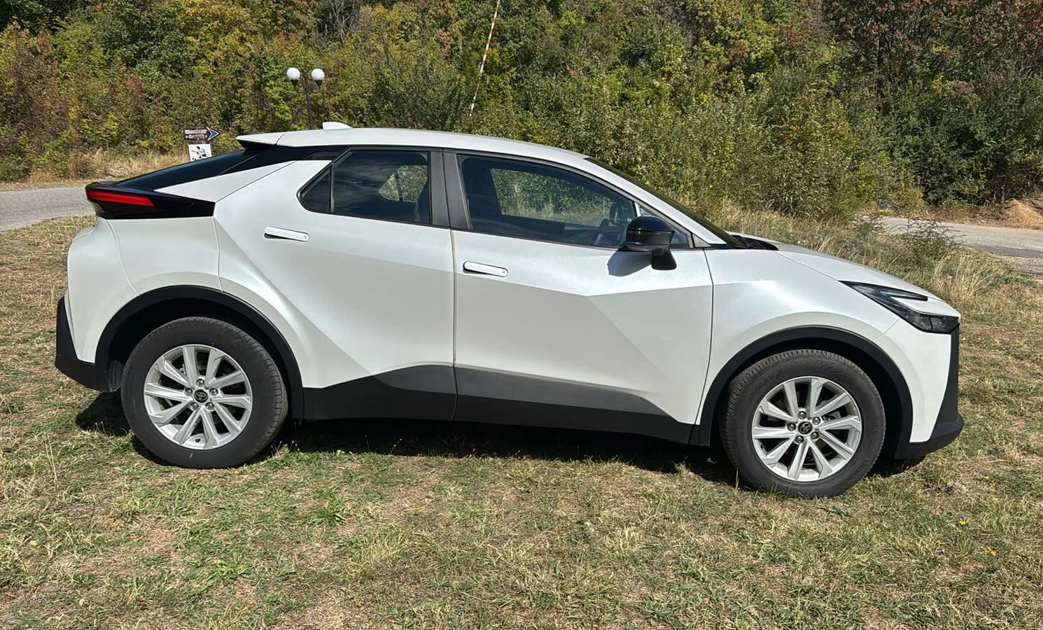 Toyota C-HR 1.8 Hybrid Active КАТО НОВА !!!, снимка 6 - Автомобили и джипове - 56259972