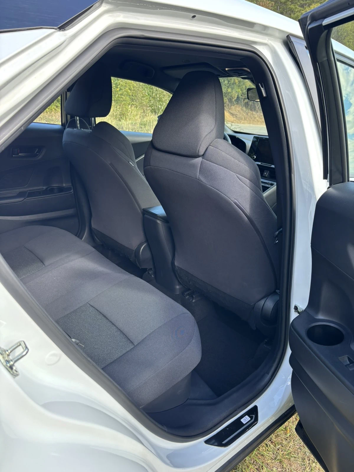 Toyota C-HR 1.8 Hybrid Active КАТО НОВА !!!, снимка 12 - Автомобили и джипове - 56259972