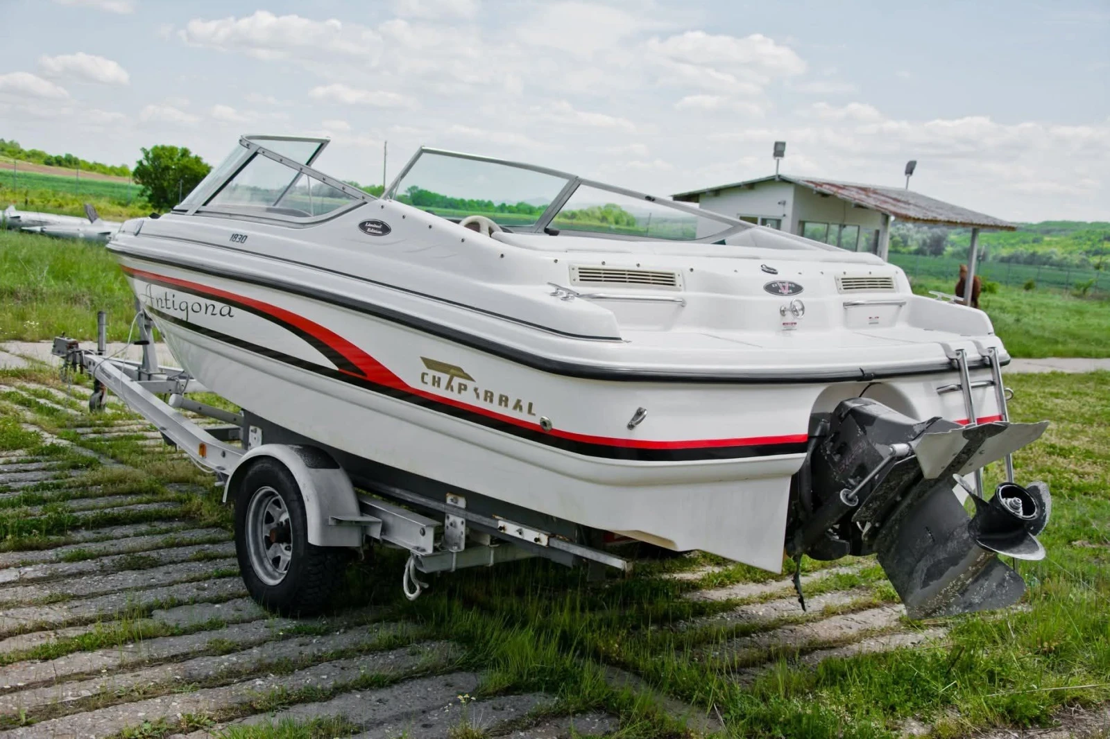 Моторна яхта Chaparral 1800 SS, снимка 3 - Воден транспорт - 55650899