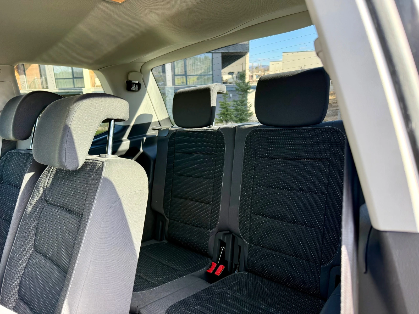 VW Touran 1.6 TDI АВТОМАТ/НАВИ/7-МЕСТЕН - изображение 9