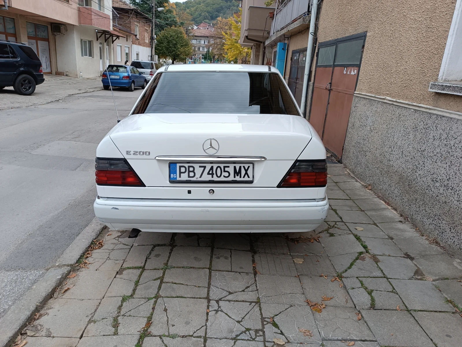 Mercedes-Benz E 200, снимка 4 - Автомобили и джипове - 53759371