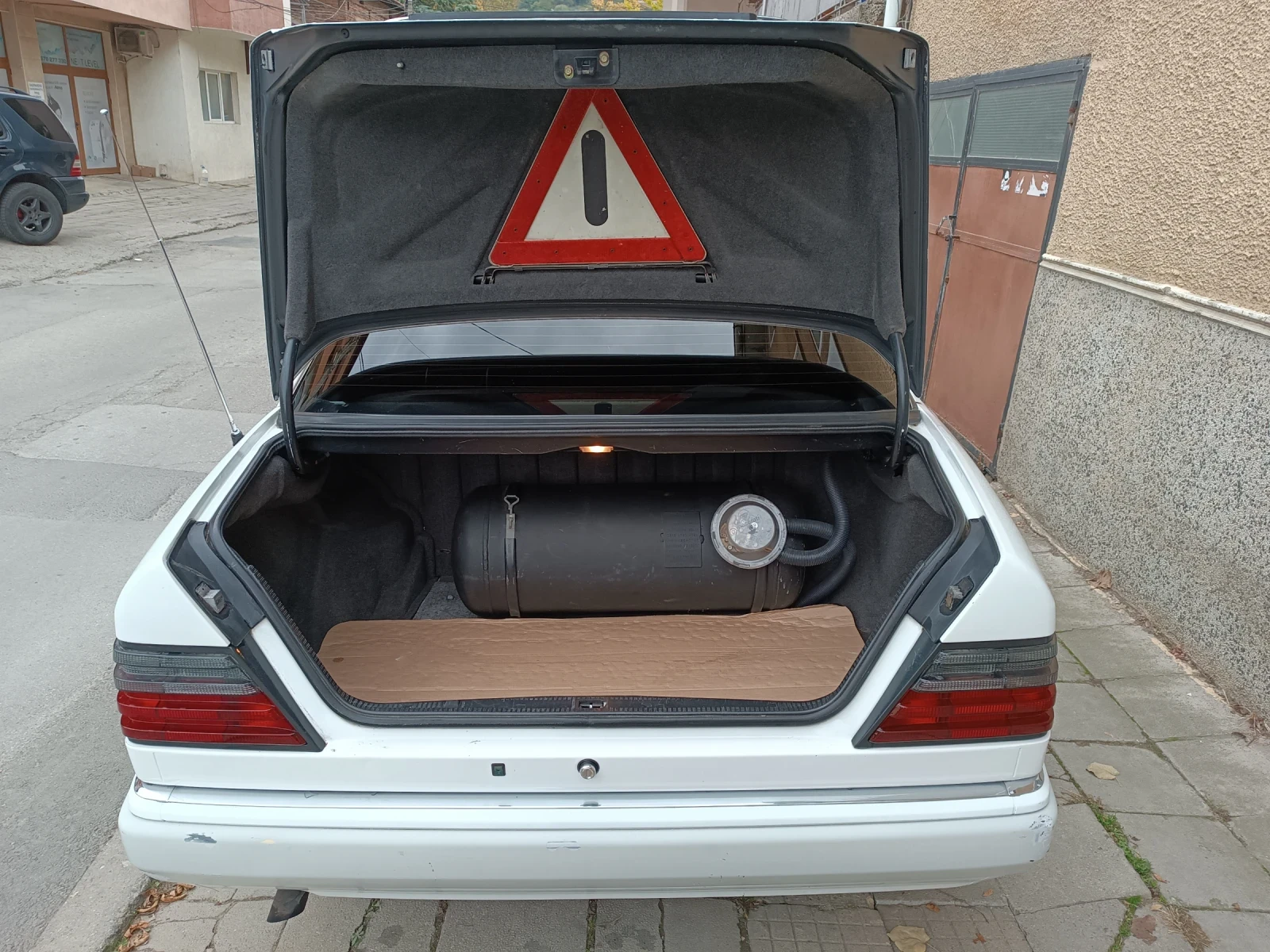 Mercedes-Benz E 200, снимка 5 - Автомобили и джипове - 53759371