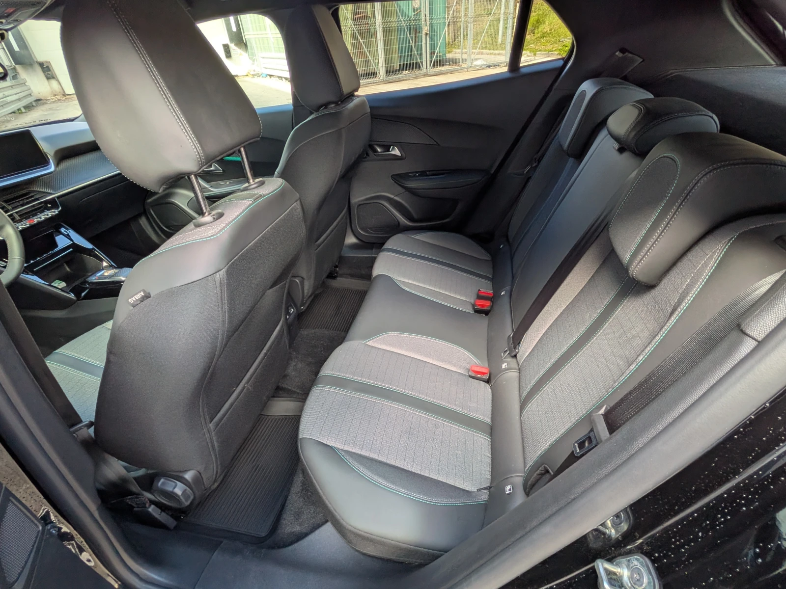 Peugeot 2008 e-Allure, снимка 13 - Автомобили и джипове - 53767158