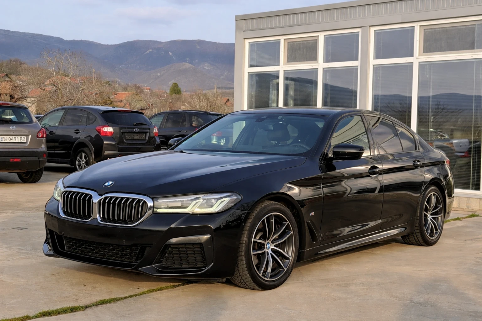 BMW 520 M-PACK* HED-UP* FULL LED* KEYLESS* CARPLAY