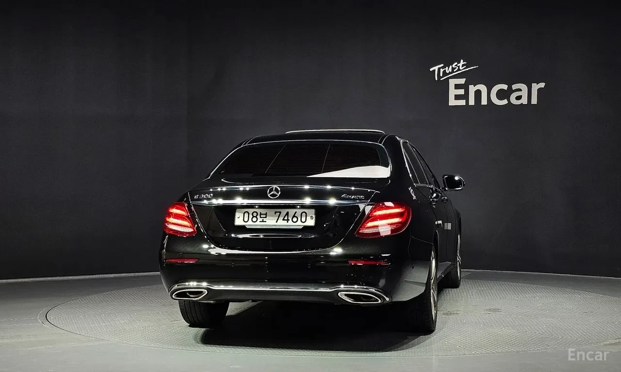 Mercedes-Benz E 300 4MATIC / 360 / HUD / ШИБИДАХ / ЛИЗИНГ /, снимка 4 - Автомобили и джипове - 55778678