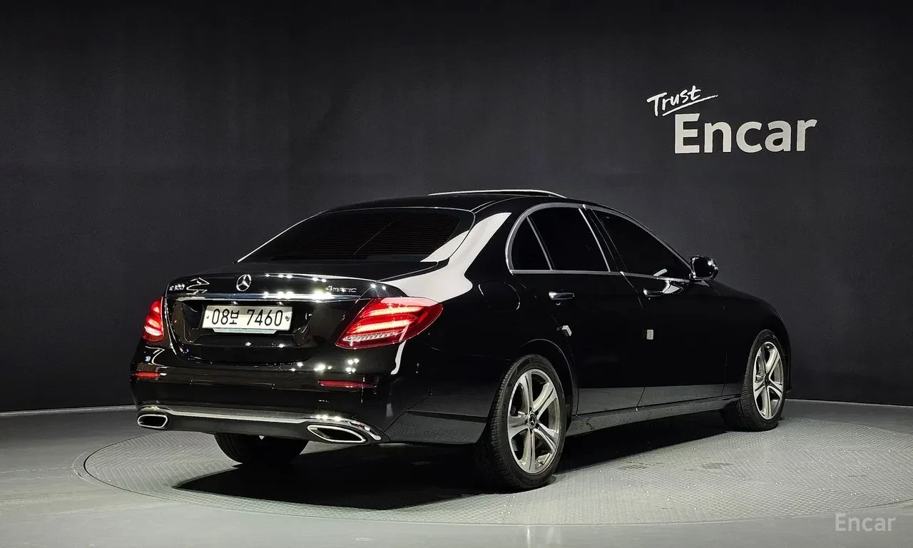 Mercedes-Benz E 300 4MATIC / 360 / HUD / ШИБИДАХ / ЛИЗИНГ /, снимка 2 - Автомобили и джипове - 55778678
